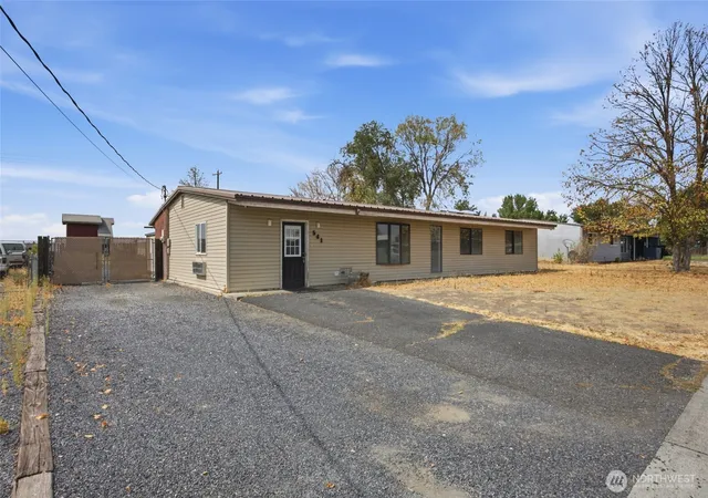 Photo 3 of Sale Pending at 541 Castle Dr, Moses Lake, WA 98837 | MLS# NWM2572940 | Listing updated on 2026-09-25