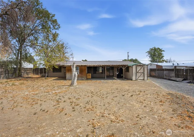 Photo 3 of Sale Pending at 541 Castle Dr, Moses Lake, WA 98837 | MLS# NWM2572940 | Listing updated on 2026-09-25