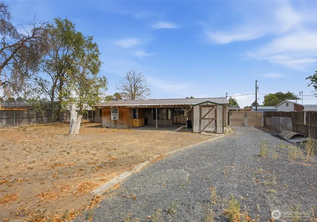 Photo 4 of Sale Pending at 541 Castle Dr, Moses Lake, WA 98837 | MLS# NWM2572940 | Listing updated on 2026-09-25