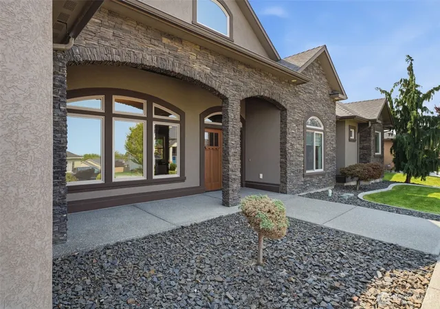 Photo 4 of Single family home for sale at 2303 W 49Th Ave, Kennewick, WA 99337 | MLS# NWM2572998 | Listing updated on 2026-09-25