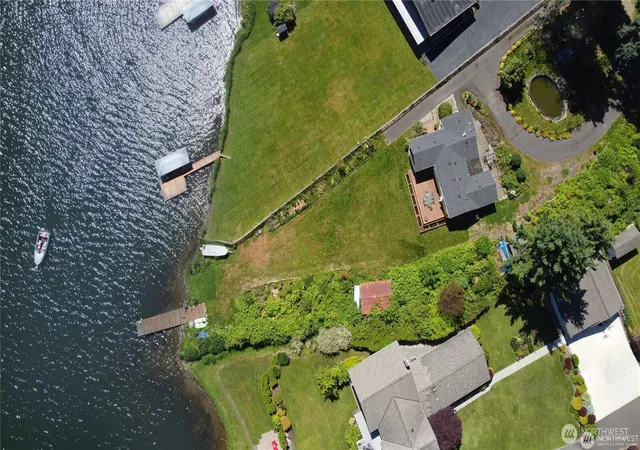 Photo 2 of Single family home for sale at 5104 Nw Sammamish Rd, Issaquah, WA 98027 | MLS# NWM2573083 | Listing updated on 2026-09-22