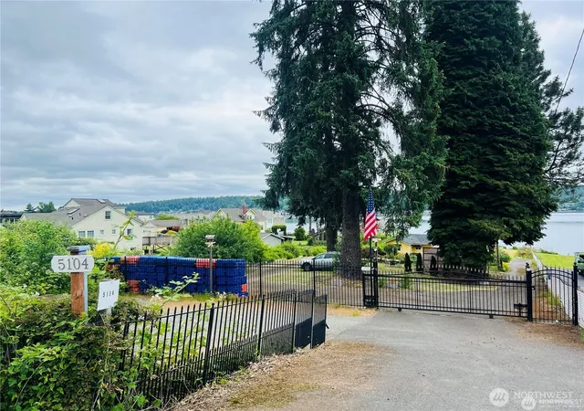 Photo 3 of Single family home for sale at 5104 Nw Sammamish Rd, Issaquah, WA 98027 | MLS# NWM2573083 | Listing updated on 2026-09-22