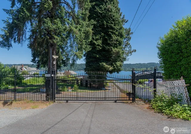 Photo 4 of Single family home for sale at 5104 Nw Sammamish Rd, Issaquah, WA 98027 | MLS# NWM2573083 | Listing updated on 2026-09-22
