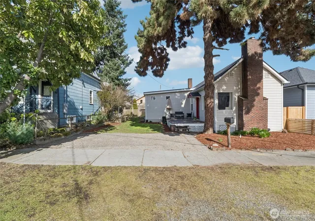Photo 2 of Single family home for sale at 1110 S Bennett St, Seattle, WA 98108 | MLS# NWM2573306 | Listing updated on 2026-09-30