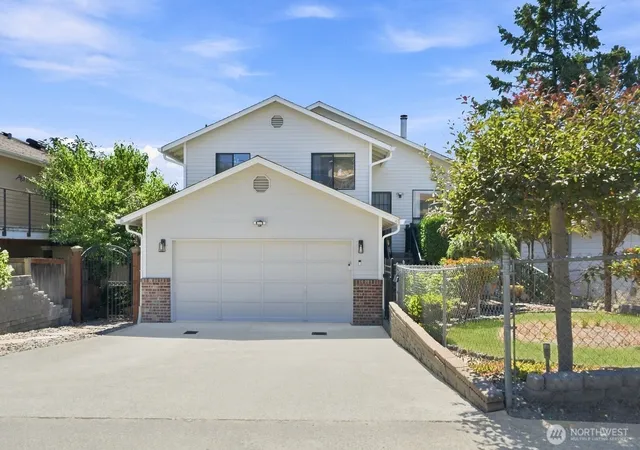 Photo 2 of Sale Pending at 1011 N 28th Pl, Renton, WA 98056 | MLS# NWM2573319 | Listing updated on 2026-09-23