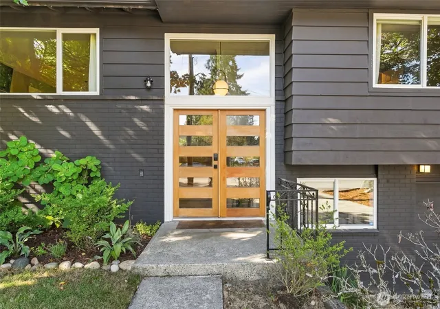 Photo 3 of Single family home for sale at 20417 55th Place Ne, Lake Forest Park, WA 98155 | MLS# NWM2573409 | Listing updated on 2026-09-24