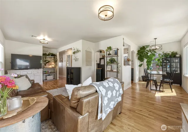 Photo 3 of Sale Pending at 525 Liberty St, Walla Walla, WA 99362 | MLS# NWM2573414 | Listing updated on 2026-09-25