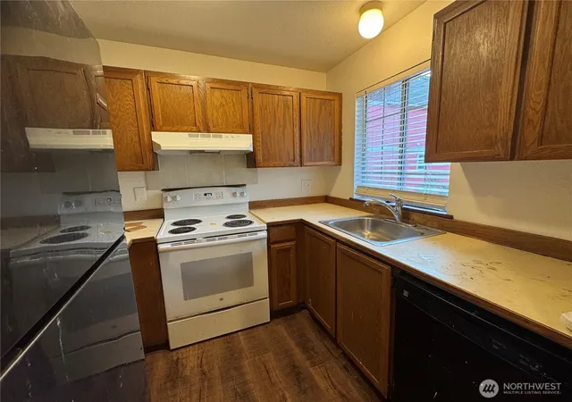 Photo 3 of Condo for sale at 1915 E Spruce St #A, Seattle, WA 98122 | MLS# NWM2573459 | Listing updated on 2026-09-29