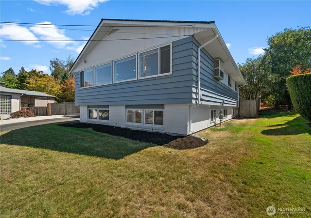 Photo 3 of Sale Pending at 4019 Robin Rd W, University Place, WA 98466 | MLS# NWM2573476 | Listing updated on 2026-09-29