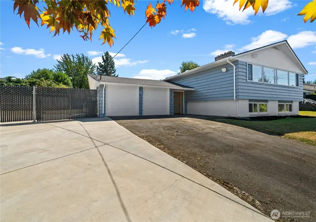 Photo 3 of Sale Pending at 4019 Robin Rd W, University Place, WA 98466 | MLS# NWM2573476 | Listing updated on 2026-09-29