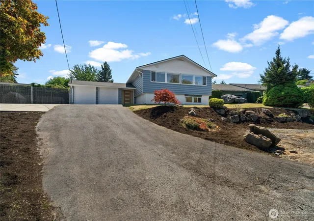 Photo 4 of Sale Pending at 4019 Robin Rd W, University Place, WA 98466 | MLS# NWM2573476 | Listing updated on 2026-09-29