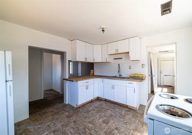 Photo 2 of Single family home for sale at 1320 Delaware Ave, Centralia, WA 98531 | MLS# NWM2573557 | Listing updated on 2026-09-30