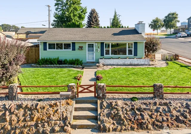 Single family home for sale at 301 E 8Th St, Warden, WA 98857 | MLS# NWM2573635