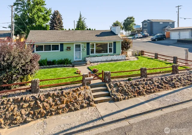 Photo 3 of Single family home for sale at 301 E 8th St, Warden, WA 98857 | MLS# NWM2573635 | Listing updated on 2026-09-25