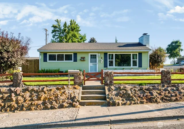 Photo 4 of Single family home for sale at 301 E 8Th St, Warden, WA 98857 | MLS# NWM2573635 | Listing updated on 2026-09-25