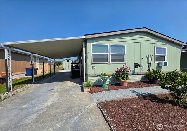 Photo 3 of Manufactured home for sale at 1120 S 25th St #95, Mount Vernon, WA 98274 | MLS# NWM2573726 | Listing updated on 2026-09-25