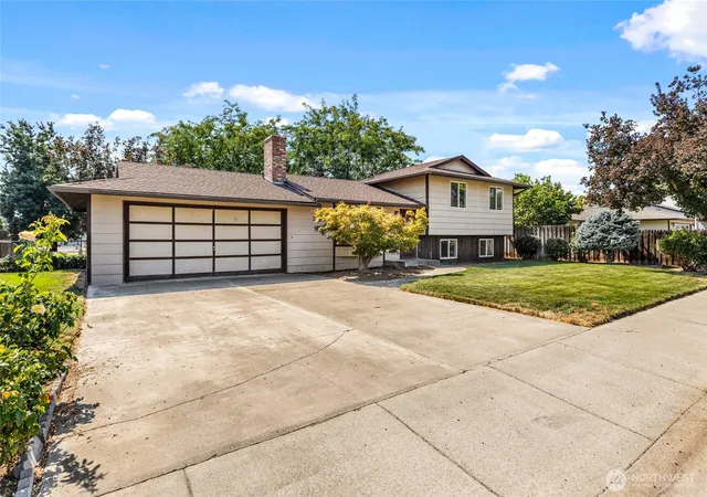 Photo 2 of Sale Pending at 4606 W Glenmoore Cir, Yakima, WA 98908 | MLS# NWM2573797 | Listing updated on 2026-09-25