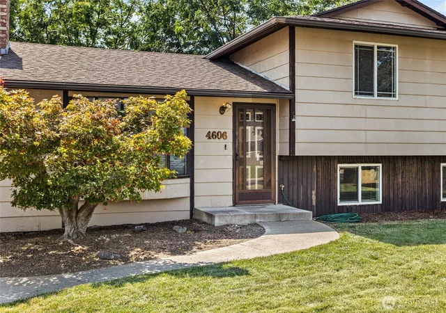 Photo 3 of Sale Pending at 4606 W Glenmoore Cir, Yakima, WA 98908 | MLS# NWM2573797 | Listing updated on 2026-09-25