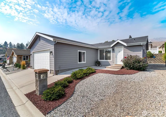 Photo 2 of Manufactured home for sale at 1228 Hill St, Wenatchee, WA 98801 | MLS# NWM2573959 | Listing updated on 2026-09-28