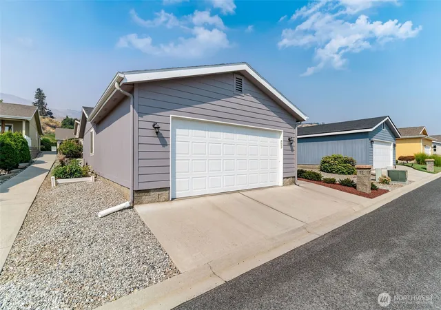 Photo 3 of Manufactured home for sale at 1228 Hill St, Wenatchee, WA 98801 | MLS# NWM2573959 | Listing updated on 2026-09-28