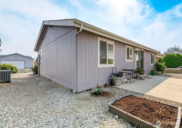 Photo 3 of Manufactured home for sale at 1228 Hill St, Wenatchee, WA 98801 | MLS# NWM2573959 | Listing updated on 2026-09-28