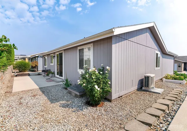Photo 4 of Manufactured home for sale at 1228 Hill St, Wenatchee, WA 98801 | MLS# NWM2573959 | Listing updated on 2026-09-28
