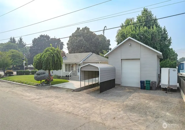 Photo 3 of Contingent at 1388 Tedford St Se, East Wenatchee, WA 98802 | MLS# NWM2574010 | Listing updated on 2026-09-28