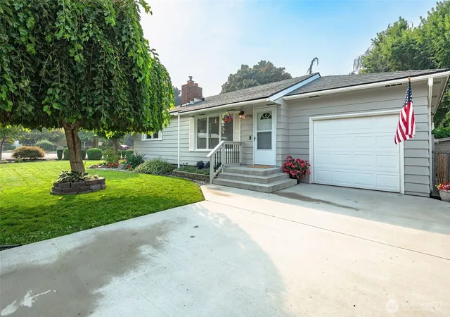 Photo 3 of Single family home for sale at 1388 Tedford St Se, East Wenatchee, WA 98802 | MLS# NWM2574010 | Listing updated on 2026-09-28