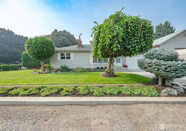 Photo 4 of Single family home for sale at 1388 Tedford St Se, East Wenatchee, WA 98802 | MLS# NWM2574010 | Listing updated on 2026-09-28