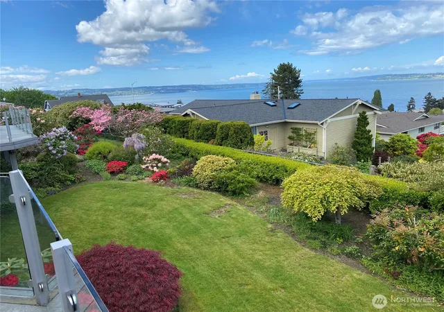 Photo 2 of Sale Pending at 5031 33rd Ave W, Everett, WA 98203 | MLS# NWM2574013 | Listing updated on 2026-09-29