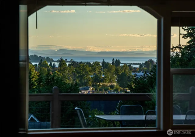 Photo 3 of Single family home for sale at 668 Parkview Pl, Blaine, WA 98230 | MLS# NWM2574195 | Listing updated on 2026-09-29
