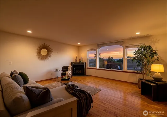 Photo 2 of Single family home for sale at 668 Parkview Pl, Blaine, WA 98230 | MLS# NWM2574195 | Listing updated on 2026-09-29