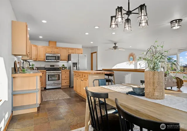Photo 3 of Single family home for sale at 668 Parkview Pl, Blaine, WA 98230 | MLS# NWM2574195 | Listing updated on 2026-09-29