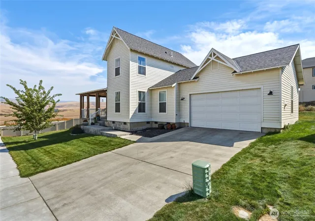 Photo 3 of Single family home for sale at 10 Lewis Cir, Milton Freewater, OR 97862 | MLS# NWM2574206 | Listing updated on 2026-09-21