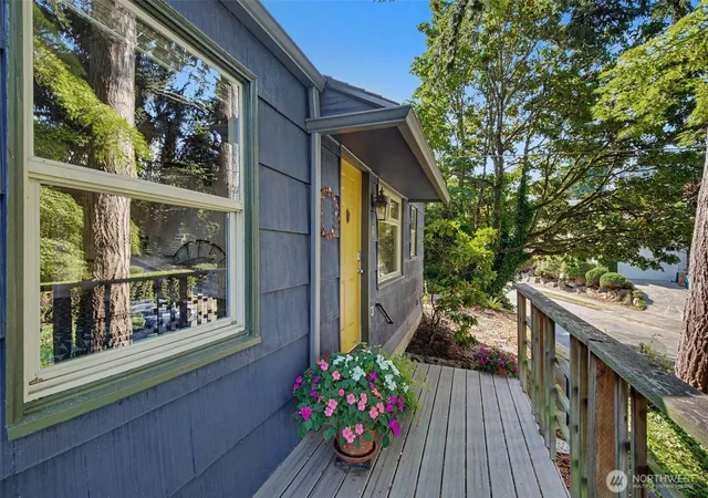 Photo 2 of Single family home for sale at 4320 31st Avenue W, Seattle, WA 98199 | MLS# NWM2574328 | Listing updated on 2026-09-21