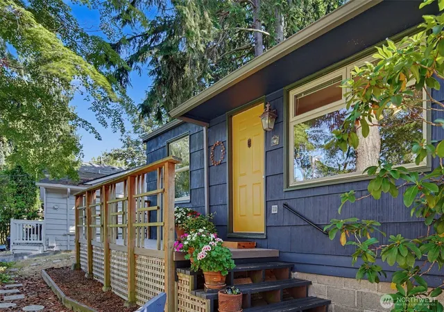 Photo 3 of Single family home for sale at 4320 31st Avenue W, Seattle, WA 98199 | MLS# NWM2574328 | Listing updated on 2026-09-21