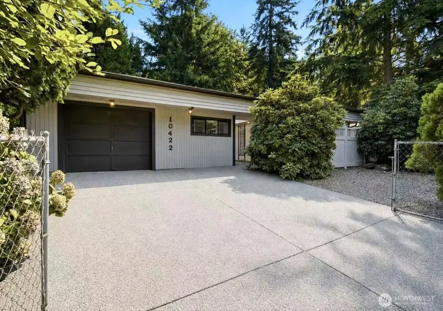 Photo 2 of Single family home for sale at 10422 165th Pl Ne, Redmond, WA 98052 | MLS# NWM2574411 | Listing updated on 2026-09-30