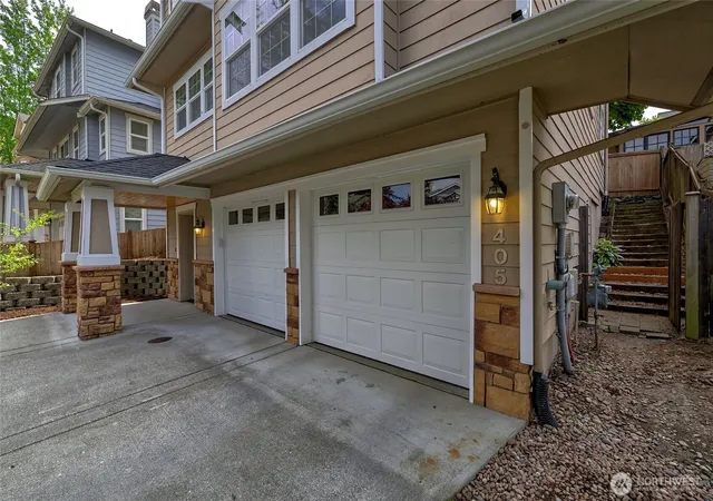 Photo 3 of Sale Pending at 405 46th St Se, Everett, WA 98203 | MLS# NWM2574549 | Listing updated on 2026-09-21