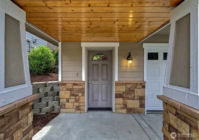 Photo 3 of Sale Pending at 405 46Th St Se, Everett, WA 98203 | MLS# NWM2574549 | Listing updated on 2026-09-21
