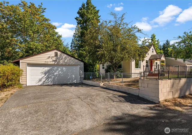 Photo 3 of Sale Pending at 2604 Ne Denny Rd, Bremerton, WA 98310 | MLS# NWM2574716 | Listing updated on 2026-09-25