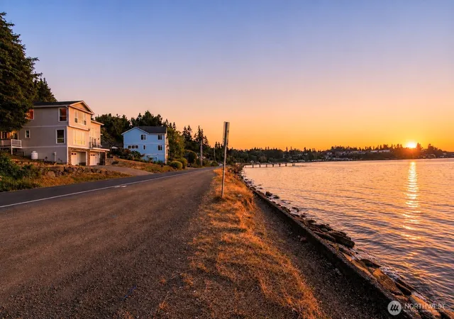 Photo 3 of Sale Pending at 1989 Beach Dr E, Port Orchard, WA 98366 | MLS# NWM2574730 | Listing updated on 2026-09-25