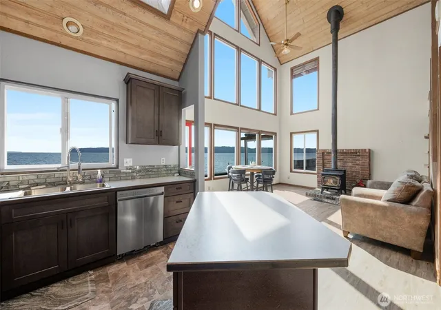 Photo 4 of Single family home for sale at 14 S Beach Dr #H, Everett, WA 98206 | MLS# NWM2574813 | Listing updated on 2026-09-25