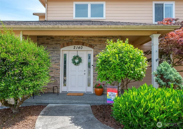 Photo 4 of Sale Pending at 2140 Sw Vista Park Dr, Oak Harbor, WA 98277 | MLS# NWM2574903 | Listing updated on 2026-10-02