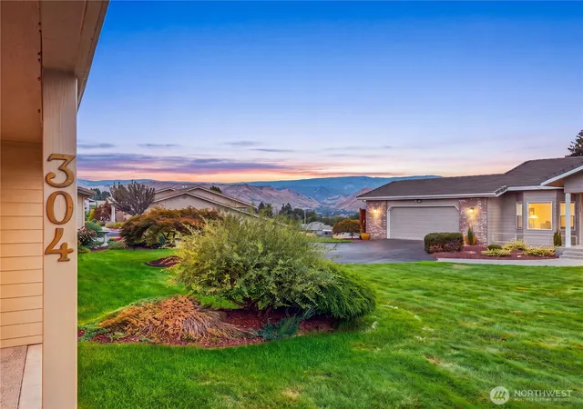 Photo 3 of Condo for sale at 1380 Eastmont Ave #304, East Wenatchee, WA 98802 | MLS# NWM2575066 | Listing updated on 2026-09-25