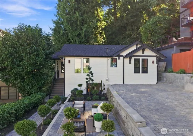 Photo 2 of Single family home for sale at 4011 Sw Maryland Pl, Seattle, WA 98116 | MLS# NWM2575334 | Listing updated on 2026-09-25