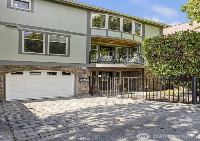 Photo 1 of Sale Pending at 4423 Phinney Ave N #F, Seattle, WA 98103 | MLS# NWM2575343 | Listing updated on 2026-09-25