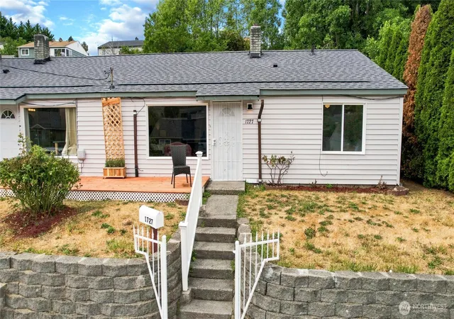 Photo 2 of Multi family home for sale at 1725 1727 Bloomington Ave, Bremerton, WA 98312 | MLS# NWM2575457 | Listing updated on 2026-09-25