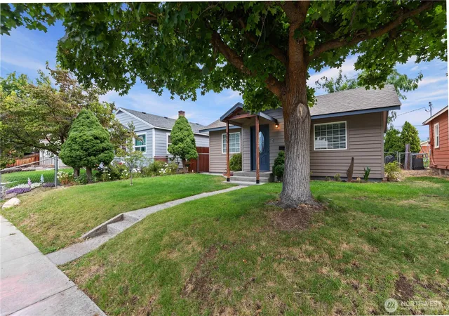 Photo 1 of Single family home for sale at 905 Kittitas St, Wenatchee, WA 98801 | MLS# NWM2575808 | Listing updated on 2026-09-27