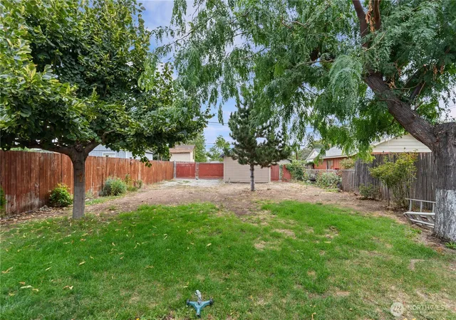 Photo 2 of Single family home for sale at 905 Kittitas St, Wenatchee, WA 98801 | MLS# NWM2575808 | Listing updated on 2026-09-27