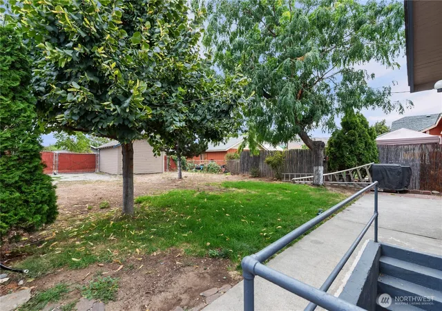 Photo 3 of Single family home for sale at 905 Kittitas St, Wenatchee, WA 98801 | MLS# NWM2575808 | Listing updated on 2026-09-27